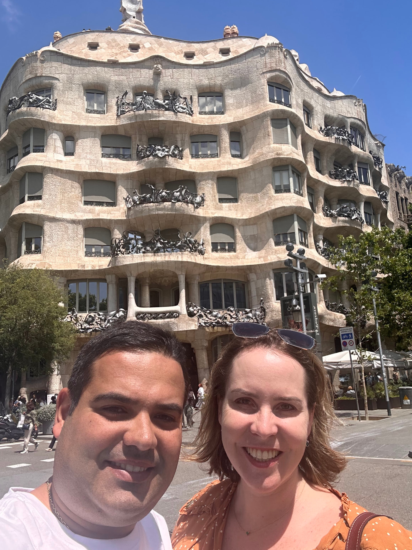 Casal em viagem diante da Casa Milà, em Barcelona