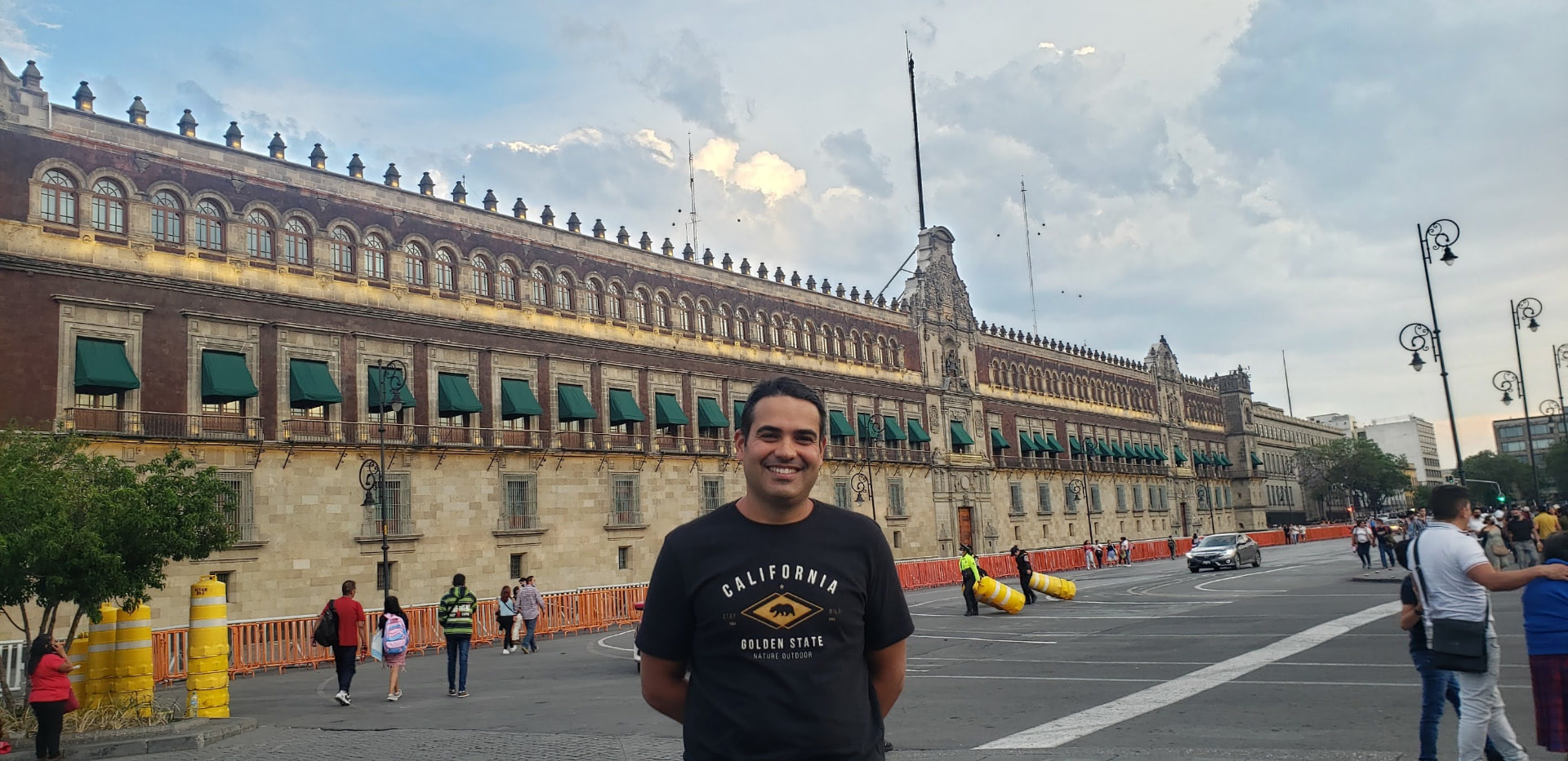 Viajante diante do Palácio Nacional na Cidade do México