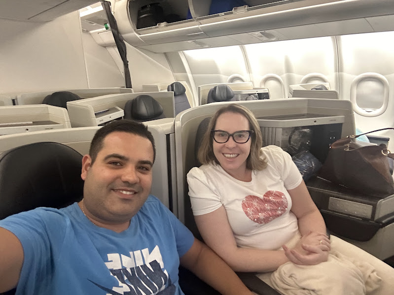 Casal viajando em cabine de classe executiva
