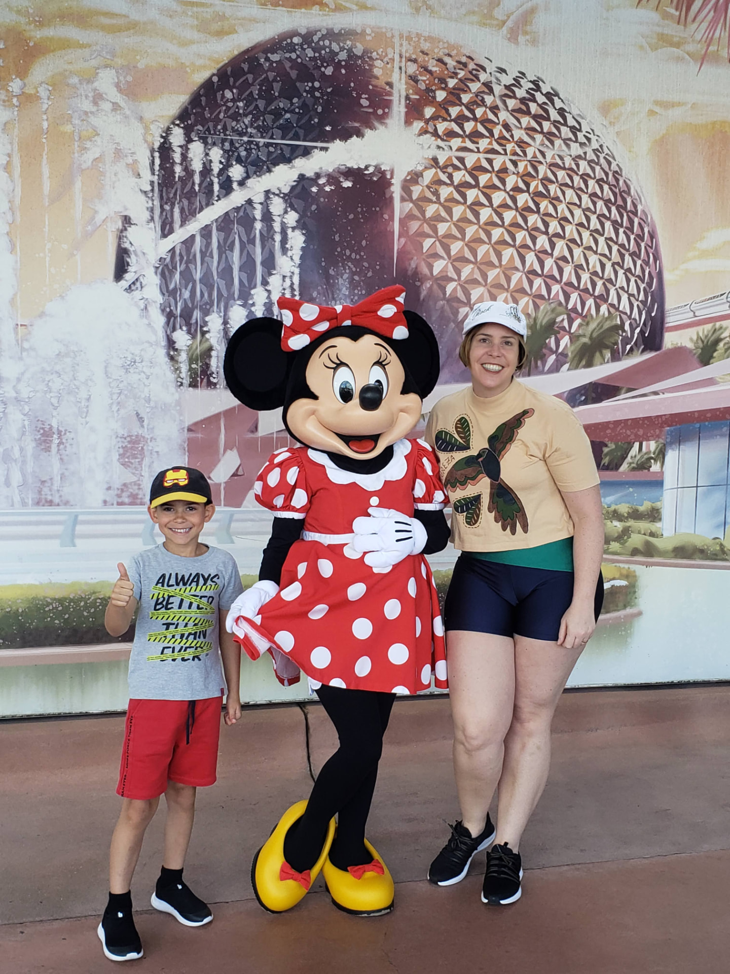 Família encontrando a Minnie em uma viagem à Disney